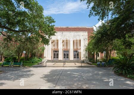 New Orleans, Louisiana, USA - 4 luglio 2020: Ingresso al McAlister Auditorium della Tulane University Foto Stock