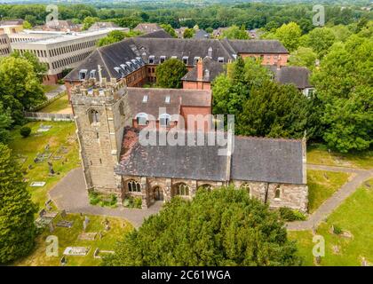 Veduta aerea della Chiesa di San Pietro, Ipsley, Redditch, Worcestershire, Inghilterra. Foto Stock