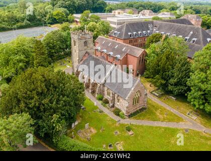 Veduta aerea della Chiesa di San Pietro, Ipsley, Redditch, Worcestershire, Inghilterra. Foto Stock