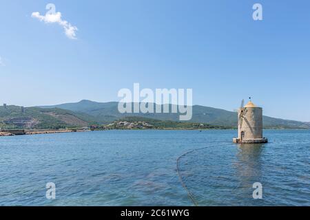 L'antico mulino spagnolo nella laguna di Orbetello, Grosseto, in una giornata di sole Foto Stock