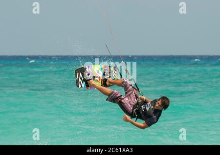 Surfista in azione, durante la celebrazione di una gara di kite surf - sullo sfondo il mare dei Caraibi st Playa del Carmen, Messico Foto Stock