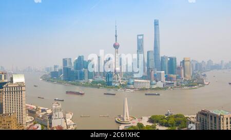 Scatto aereo di Lujiazui, il distretto finanziario di Shanghai, Cina, alla luce del giorno. Foto Stock