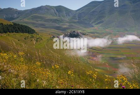 Veduta aerea del paesaggio estivo a piano Grande (Grande pianura) altopiano nei Monti Appennini, Castelluccio di Norcia, Umbria, Italia Foto Stock