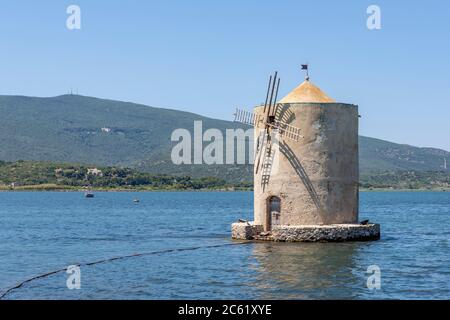 L'antico mulino spagnolo nella laguna di Orbetello, Grosseto, in una giornata di sole Foto Stock