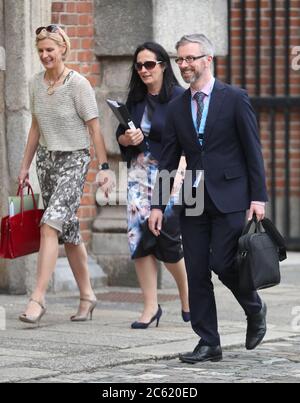 (Da sinistra a destra) i ministri del Partito Verde, Pippa Hackett, Catherine Martin e Roderic o'Gorman, che arrivano per la riunione del Gabinetto al Castello di Dublino. Foto Stock