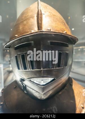 Casco in ferro di cavaliere medievale, primo piano. Foto Stock