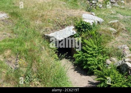 L'entrata al passaggio sotterraneo o 'Fogou' al Carn Euny Ancient Village, West Cornwall UK Foto Stock