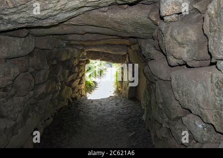 All'interno del passaggio sotterraneo o 'Fogou' al Villaggio dell'Età del ferro di Carn Euny, Cornovaglia UK Foto Stock