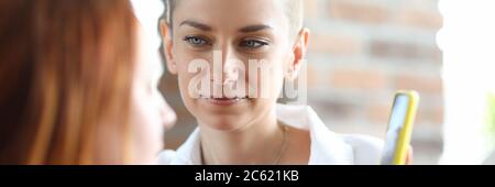 Carina donna d'affari seduta sul divano Foto Stock