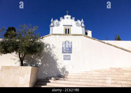 La facciata Igreja de Santa Ana una chiesa del 18 ° secolo nella città vecchia di Albufeira l'Algarve Portogallo Foto Stock