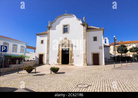 Il Museo di Arte Sacra (Museu de Arte Sacra), l'edificio è stato una cappella del 18 ° secolo di San Sebastian nella città vecchia di Albufeira l'Algarve Portogallo Foto Stock