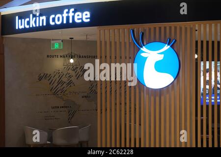 Caffetteria Luckin a Shanghai. Marchio di caffè cinese che si è esposto a una fabbricazione severa dei dati di vendita Foto Stock