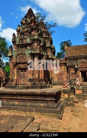 Banteay Srei o Banteay Srey è un tempio cambogiano del X secolo dedicato al dio indù Shiva Foto Stock