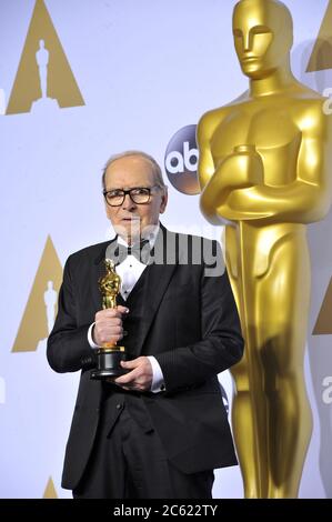 ***FILE PHOTO*** il compositore di film vincitore di Oscar, Ennio Morricone, è scomparso a 91. HOLLYWOOD, CA - FEBBRAIO 28: Ennio Morricone in sala stampa all'ottantottantesimo premio annuale dell'Accademia al Dolby Theatre di Hollywood, California il 28 Febbraio 2016. Credit: Mpi99/MediaPunch Foto Stock