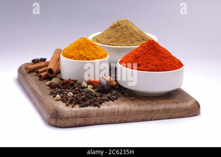 Spezie secche pepe nero,pepe verde,Mace o fiore di Javiithri,Nutmeg,chiodo di garofano,cannella,cardamomo,anice stella,peperoncino rosso,polvere di curcuma,polvere di coriandolo Foto Stock