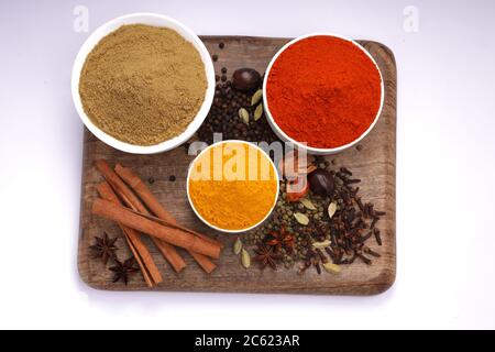 Vista dall'alto di Spices Black Pepper,Green Pepper,Mace,Nutmeg, Clove,Cinnamon,Cardamom,Star Anice,Red Chili,polvere curcuma,coriandolo in polvere Foto Stock