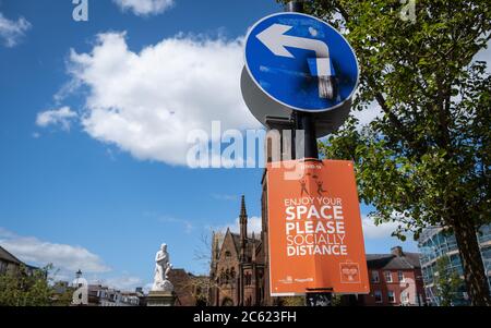 7 luglio 2020, Dumfries, Scozia. Segnaletica che consiglia alle persone di allontanarsi socialmente nel centro della città a seguito della pandemia di covid. Foto Stock