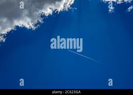 Piano contrail in cielo blu Foto Stock