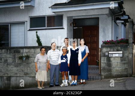 Tokyo Japan Ritratto di famiglia che si trova fuori casa Foto Stock