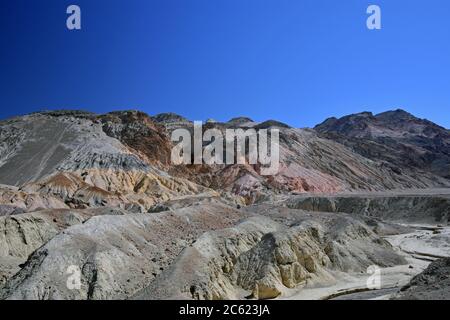 Artisti palette formazioni rocciose multicolore in una giornata limpida con cielo blu. Rossi, verdi, gialli e purli appaiono. Parco Nazionale della Valle della morte. Foto Stock