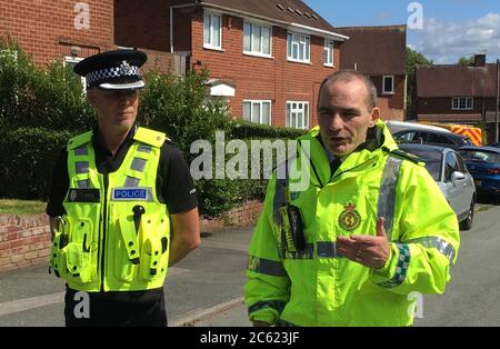 Il soprintendente Simon Inglis, della polizia delle West Midlands, e Nathan Hudson, del West Midlands Ambulance Service (a destra), parlano con i media della scena di Stephens Close, Wolverhampton, a seguito di un incidente in cui due paramedici sono stati pugnati e sono attualmente in ospedale in condizioni stabili. Un uomo è stato arrestato. Foto Stock