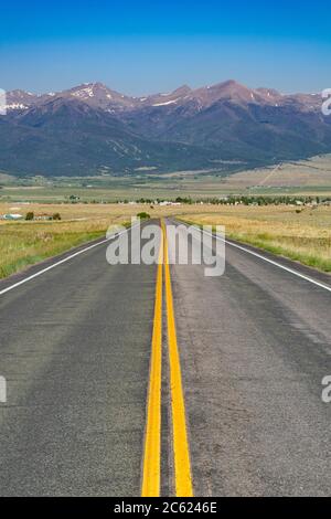 Autostrada dritta che conduce alle montagne Westcliffe Colorado USA Foto Stock