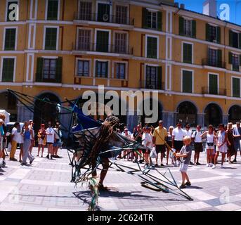 Palma Maiorca Spagna Placa grande folla guardando intrattenitore di strada Foto Stock