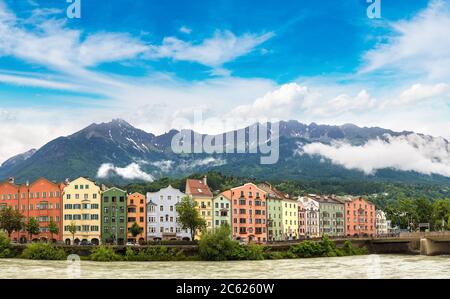 Costruzione facciata e Alpi montagne dietro a Innsbruck in una bella giornata estiva, Austria Foto Stock