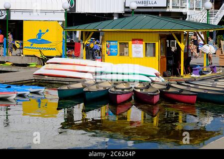 Divertimento estivo! Padiglione giallo per il noleggio di barche galleggianti e canoe ormeggiate che si riflettono nelle acque del lago Dow's, Ottawa, Ontario, Canada. Foto Stock