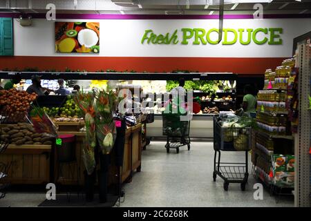 St George's Grenada Esplanade Mall Real Value Supermarket locali Shopping per prodotti freschi Foto Stock