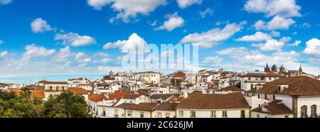 Paesaggio urbano di Evora, Portogallo in una bella giornata estiva Foto Stock