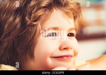 Bel bambino con capelli rossi sorridenti primo piano ritratto. Foto Stock