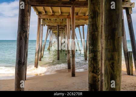 Vista da sotto il molo di pesca Avalon a Kill Devil Hills Outer Banks North Carolina Foto Stock