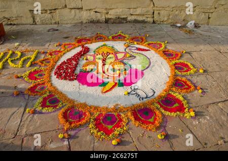 rangoli making durante la celebrazione di dev diwali a varanasi uttar pradesh india Foto Stock