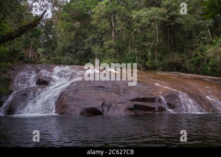 Bella cascata in parco naturale Foto Stock