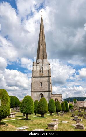 La Chiesa di Santa Maria nella città di Painswick, Inghilterra, Regno Unito. La chiesa è famosa per i suoi 99 alberi di tasso Foto Stock