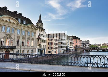 Zurigo, Svizzera - 18 giugno 2017: Gli edifici della città vecchia lungo il fiume Limmat sono esposti al tramonto. Zurigo è la città più grande della Svizzera e del capi Foto Stock