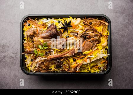 Ristorante in stile Gosht o Mutton Biryani o Pulao imballato per la consegna a casa in scatola di plastica o contenitore con Raita e salan Foto Stock