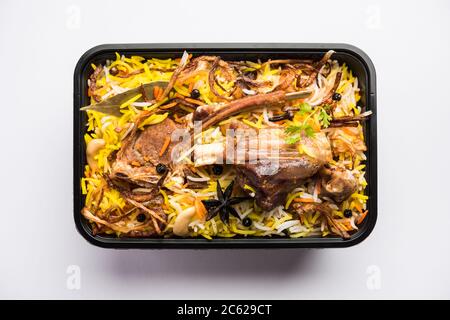 Ristorante in stile Gosht o Mutton Biryani o Pulao imballato per la consegna a casa in scatola di plastica o contenitore con Raita e salan Foto Stock