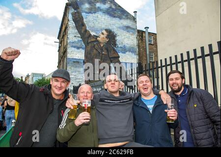 Glasgow, Scozia, Regno Unito. 6 luglio 2020. Nella foto: La gente fuori gustando un drink all'aperto nella birreria all'aperto dell'Hootananny's bar di Glasgow. Da oggi Pub, bar, caffè e ristoranti in Inghilterra, Scozia e Irlanda del Nord sono i clienti che accolgono per la prima volta da quando è iniziato il blocco nel mese di marzo. Credit: Colin Fisher/Alamy Live News Foto Stock