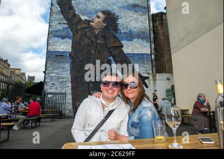 Glasgow, Scozia, Regno Unito. 6 luglio 2020. Nella foto: La gente fuori gustando un drink all'aperto nella birreria all'aperto dell'Hootananny's bar di Glasgow. Da oggi Pub, bar, caffè e ristoranti in Inghilterra, Scozia e Irlanda del Nord sono i clienti che accolgono per la prima volta da quando è iniziato il blocco nel mese di marzo. Credit: Colin Fisher/Alamy Live News Foto Stock