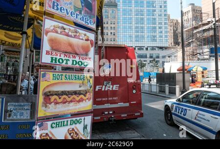 In stile tipico, il hot dog e il fast food di New York visti vicino al monumento del 911 con un veicolo visto di passaggio. Foto Stock