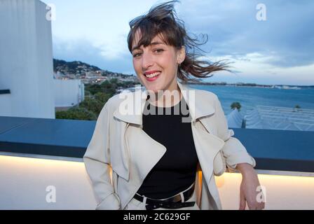 Cannes, Francia. 12 maggio 2016. Cannes, Francia - 12 maggio 2016: Cantante francese Juliette Armanet al Mouton Cadet Wine Bar apertura durante il Festival del Cinema di Cannes, Musica, Compositore, Sängerin, Musik | utilizzo nel mondo Credit: dpa/Alamy Live News Foto Stock