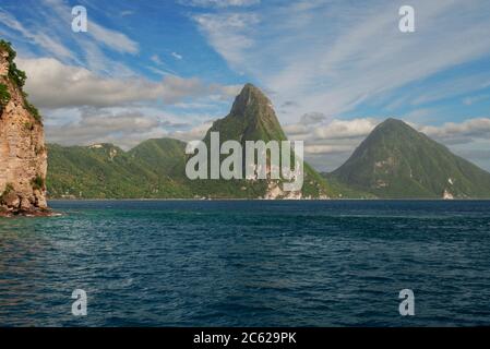 Qui sono mostrate due spine vulcaniche montane conosciute come i Pitons sull'isola di Santa Lucia nei Caraibi. Foto Stock