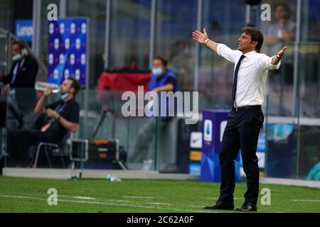 Milano, Italia. 05 luglio 2020. Antonio Conte, allenatore del FC Internazionale, guarda davanti alla Serie A una partita tra FC Internazionale e Bologna Calcio. Foto Stock