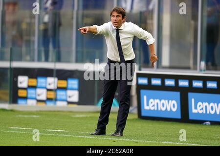 Milano, Italia. 05 luglio 2020. Antonio Conte, allenatore del FC Internazionale, guarda davanti alla Serie A una partita tra FC Internazionale e Bologna Calcio. Foto Stock