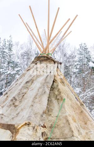 wigwam o teepee in piedi in inverno forst Foto Stock