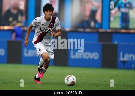 Milano, Italia. 05 luglio 2020. Takehiro Tomiyasu del Bologna FC durante la Serie A match tra l'Internazionale FC e il Bologna FC. Foto Stock