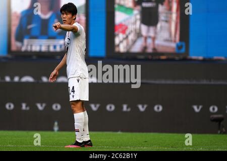Milano, Italia. 05 luglio 2020. Takehiro Tomiyasu del Bologna FC durante la Serie A match tra l'Internazionale FC e il Bologna FC. Foto Stock
