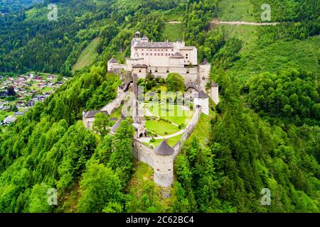 Il castello di Hohenwerfen o Festung antenna Hohenwerfen vista panoramica. Hohenwerfen è una roccia medievale castello affacciato austriaca di Werfen città nel fiume Salzach Foto Stock